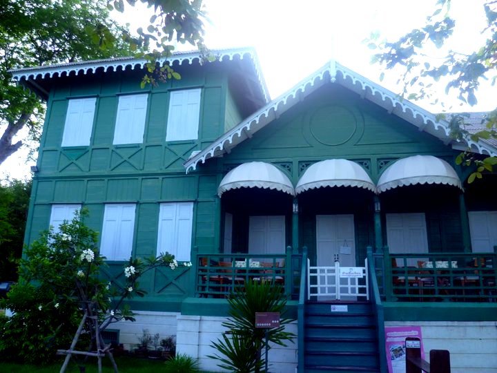 things to do in ko si chang island | admire the restored buildings of phra judhadhut palace