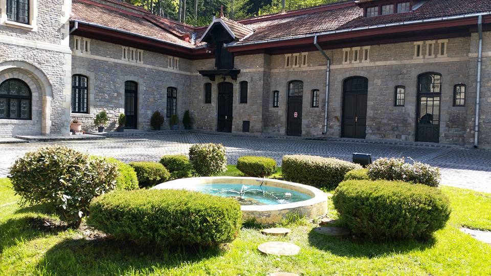 historical places in cantacuzino castle | cute and heavenly interior courtyard