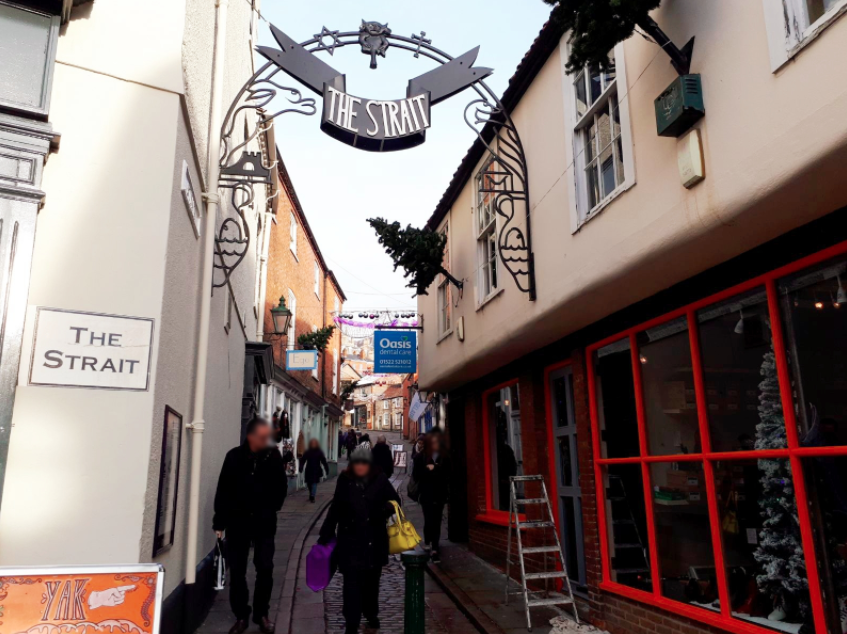shopping in in lincoln | a symbolic sign at the entrance of the strait
