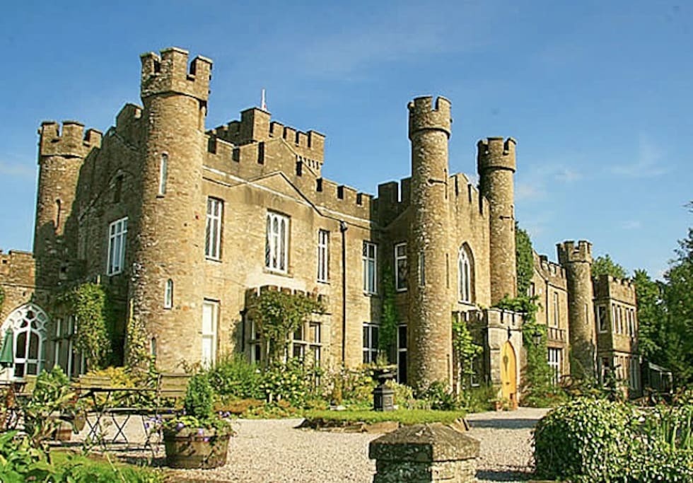 Airbnb vs Couchsurfing Which Is The Better Option? Trip101