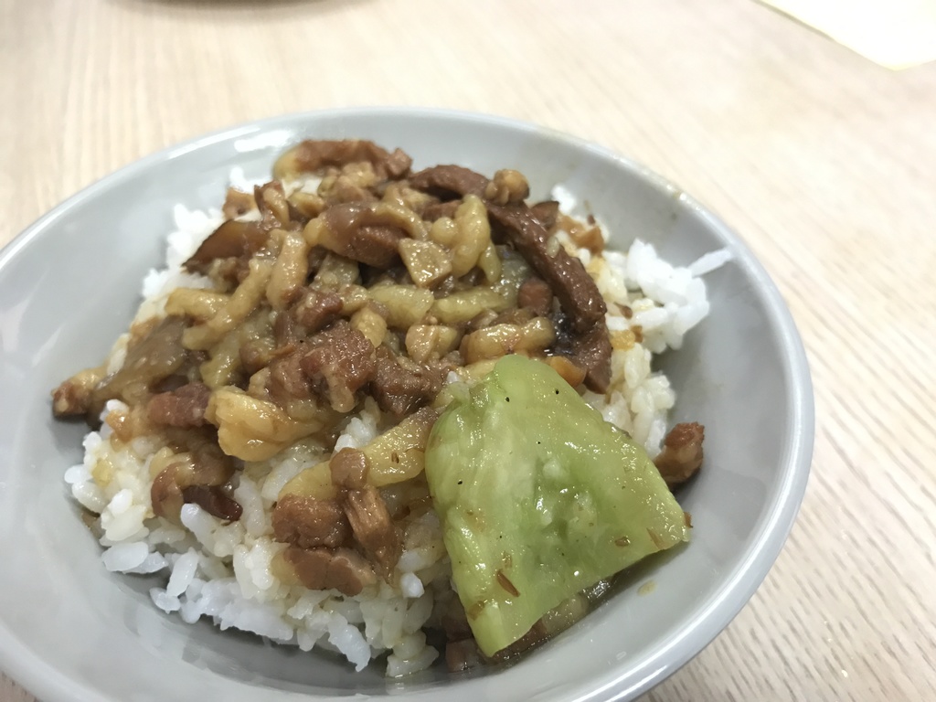 traditional food to try in taiwan | braised pork rice (滷肉飯 lǔròufàn)