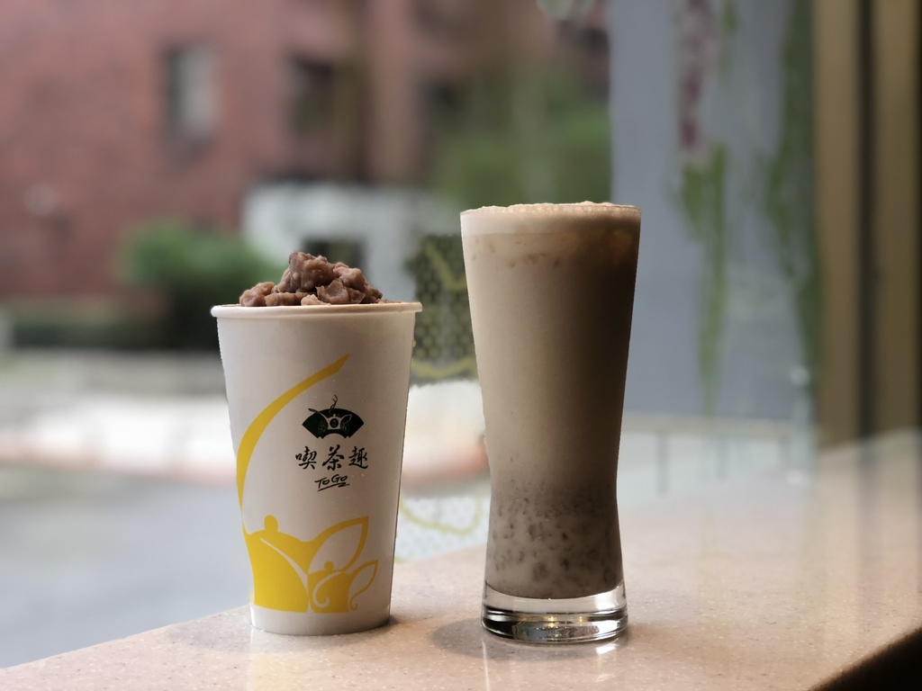 bubble tea (珍珠奶茶 zhēn zhūnǎichá)
