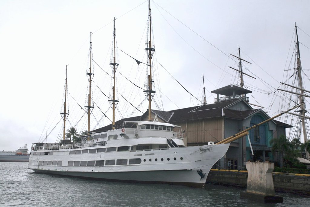 Kulamanu at Honolulu - IMO 8836429 (4691093993)