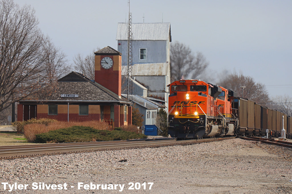1/2 BNSF 9024 Leads SB Coal Drag Lenexa, KS 2-26-17