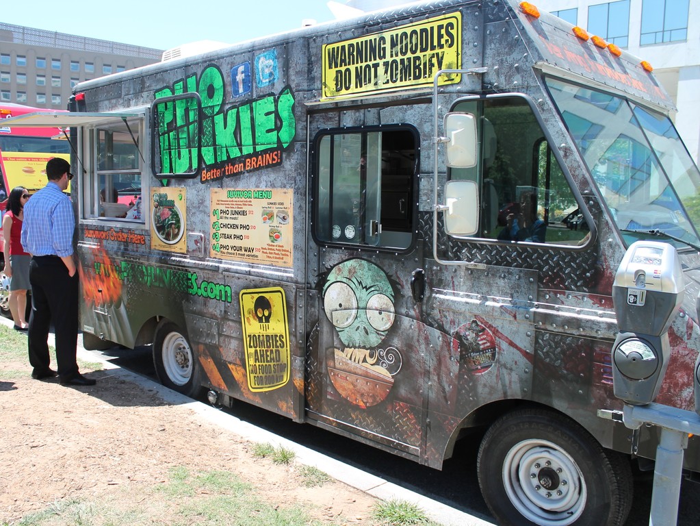 06a.FoodTrucks.LEnfantPlaza.SW.WDC.25July2012