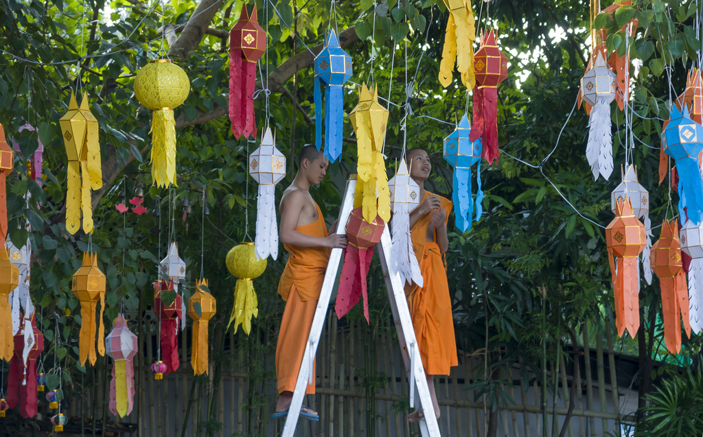 Chiang-Mai Thailand Buddhist-monks-installing-lampioons-01