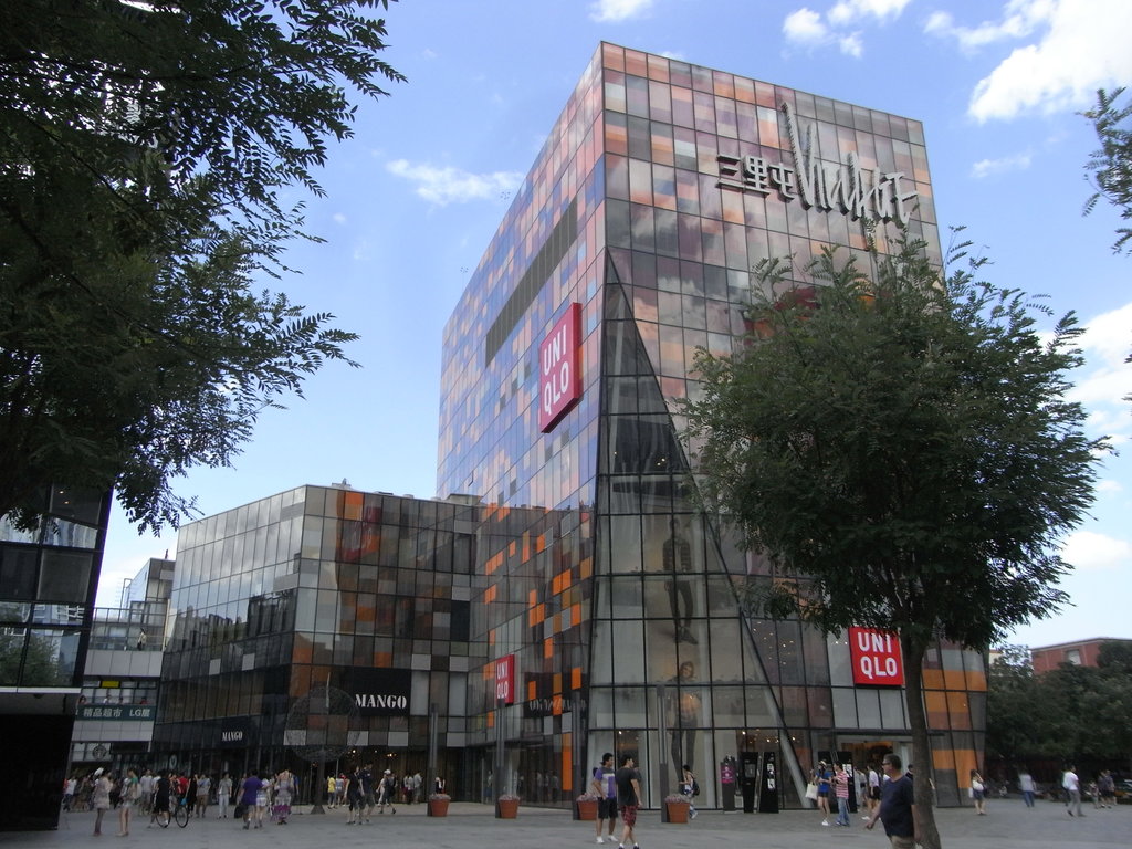 BJ Tour Beijing 北京 三里屯 Sanlitun Village shop UNIQLO mall facade visitors trees Aug-2010