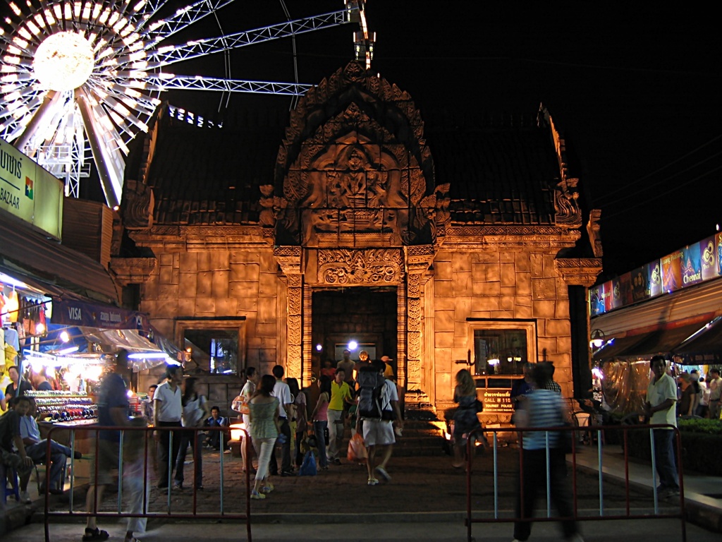Suan Lum Night Bazaar information