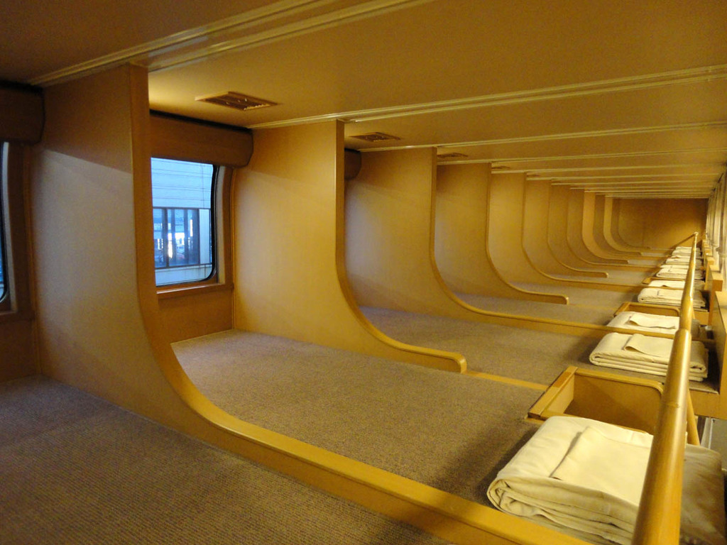 JRW series285 'Nobinobi Seat' (Upper section)