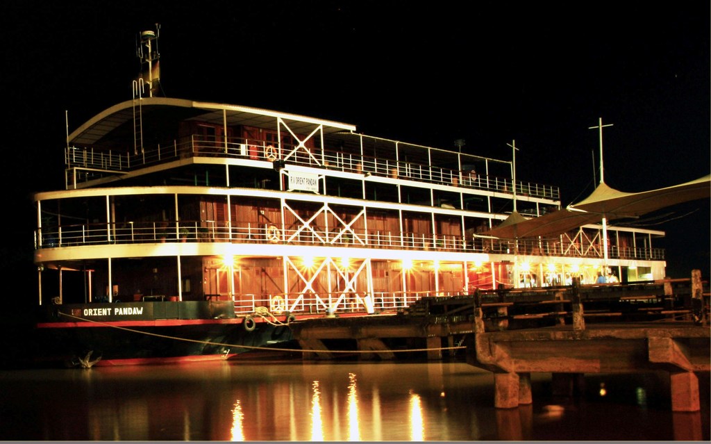 Sibu pandaw river cruise at night