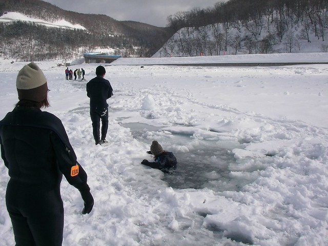 流氷のプールに入る・浮かぶ(知床) Drift Ice Walk(Shiretoko)