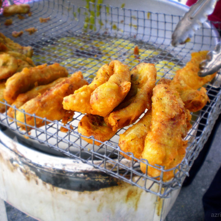 Pisang goreng in a basket