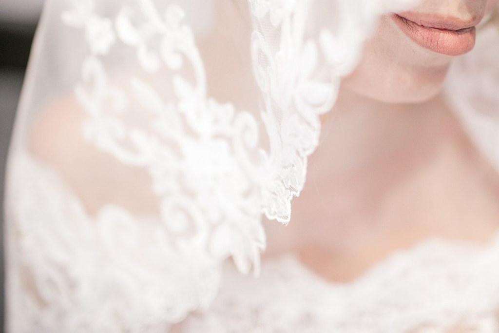 Wedding veil and lips (Unsplash)