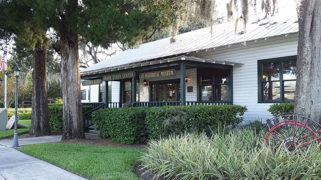 The entrance to the Lake Mary Chamber of Commerce Building
