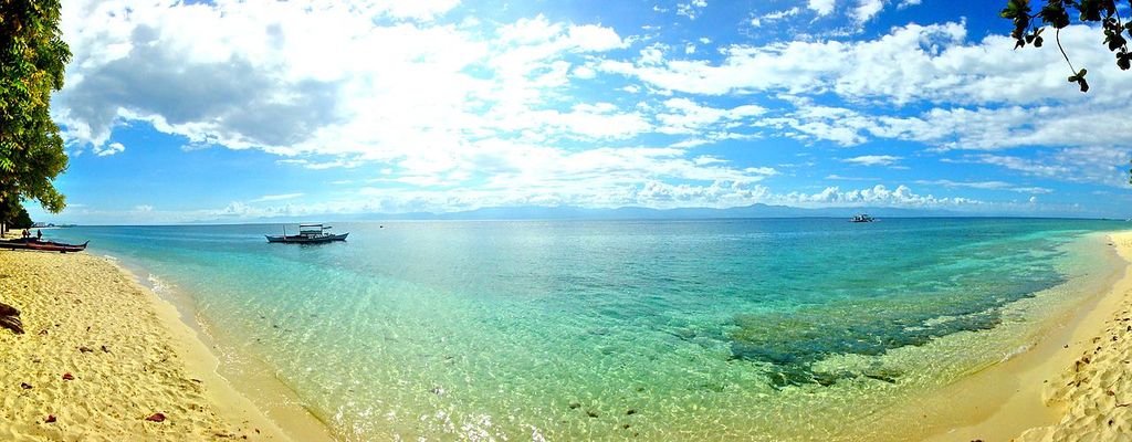 High tide at White Beach in Moalboal