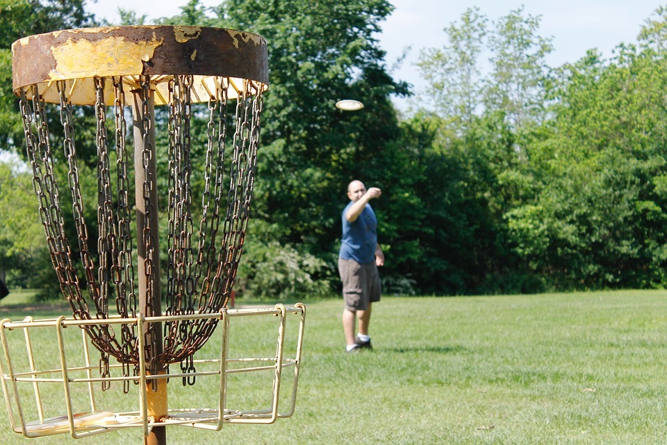 things to do in bartlett illinois | play disc golf with friends at sunrise park