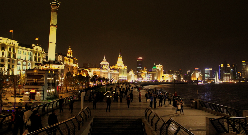 THE BUND SHANGHAI AT NIGHT CHINA OCT 2012 (8797026809)