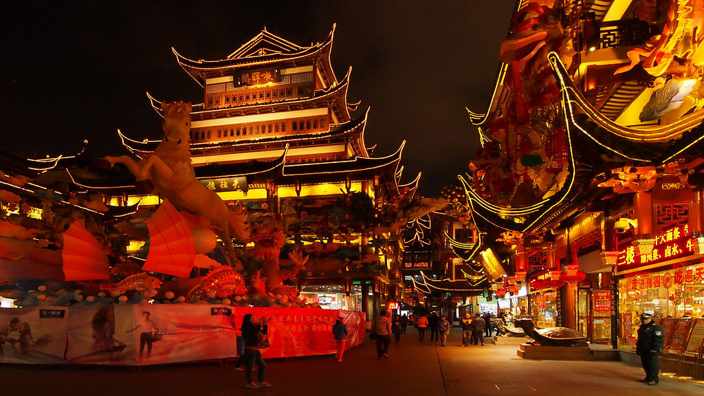 25 aktivitas dan tempat wisata terbaik saat liburan ke shanghai | "eat, pray, love" di city god temple