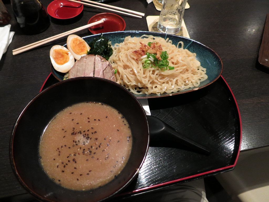 10 plats incontournables à hiroshima, pleins d'amour des habitants! | tsukemen - manger ces nouilles froides épicées peut être un défi!