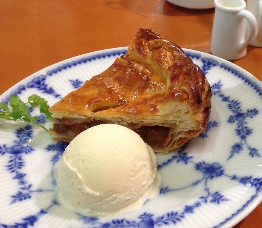 POMPA DOUR apple pie with vanilla ice cream