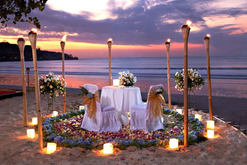 intimate torch lights at a romantic dinner in jimbaran