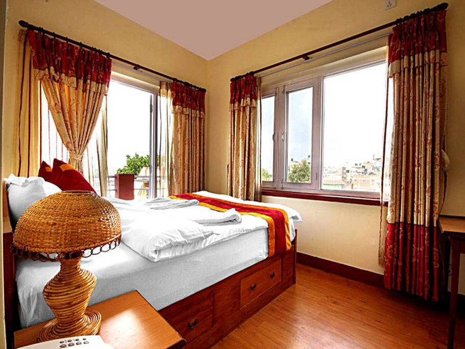 kamar damai dengan pemandangan panoramik kota dan lembah, kathmandu