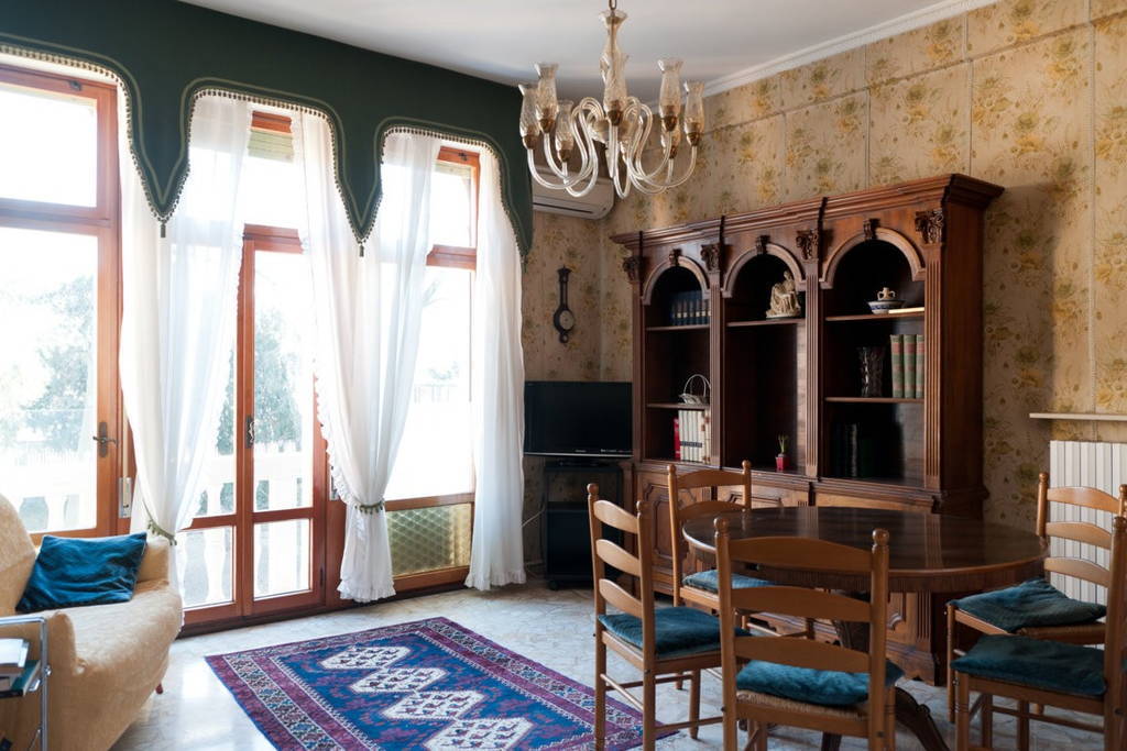 Living area in Spacious Apartment with Park View (Venetian-Style)
