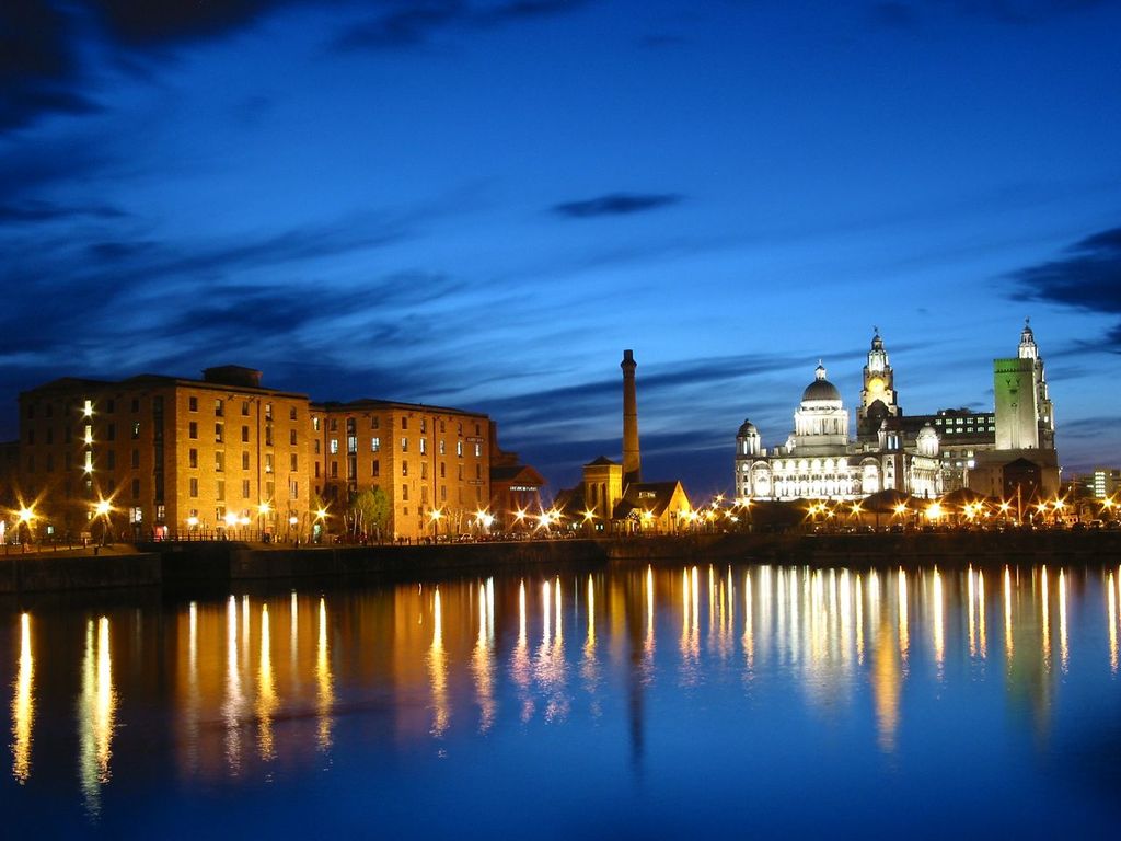 Albert dock at night