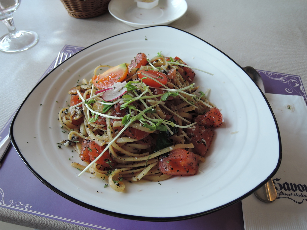 Tomato and truffle sauce fried pasta dishes
