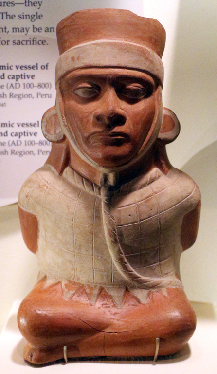 Perù, moche, contenitore in ceramica a forma di prigioniero legato, 100-800 ca., dalla regione di ancash