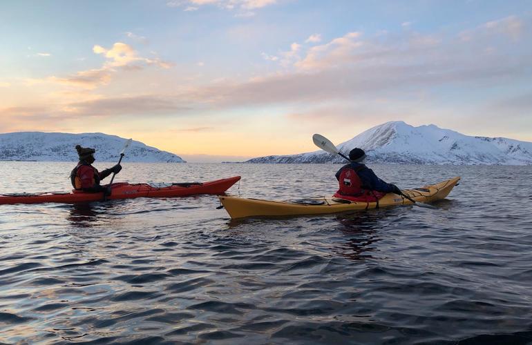 10 choses à faire à tromsø, norvège | faites du kayak d'hiver avec arctic camp