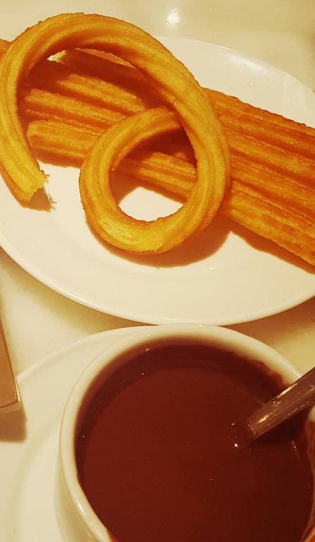 top 25 choses à faire à madrid tout comme les madrileños | savourez des churros trempés dans du chocolat dans une chocolaterie de 122 ans: chocolatería san gines