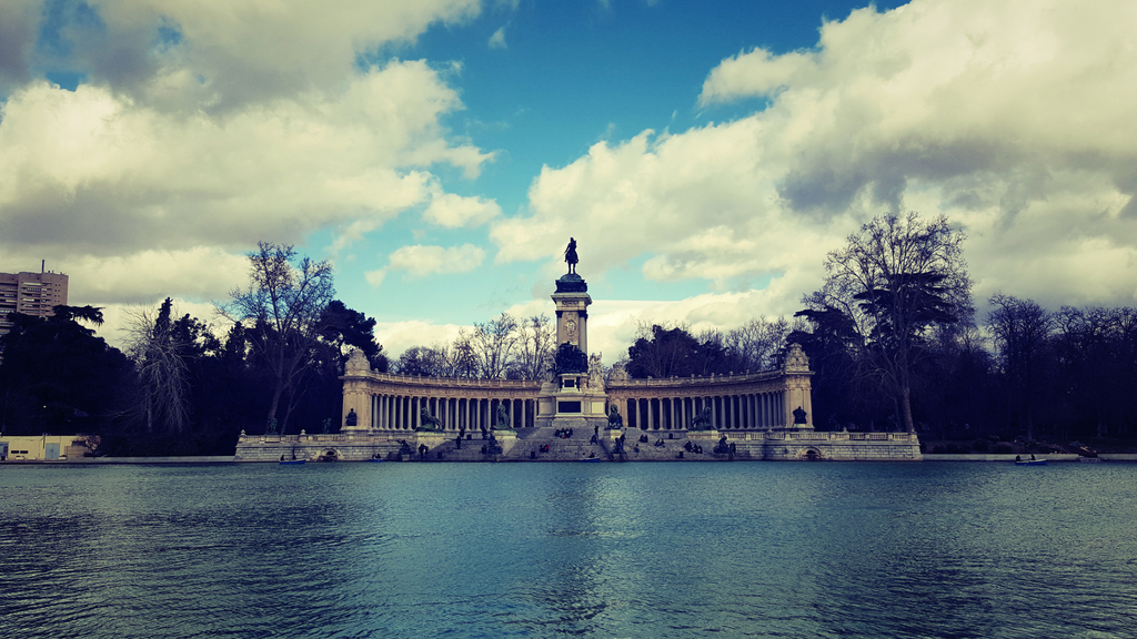 top 25 choses à faire à madrid tout comme les madrileños | pique-niquez ou prélassez-vous au soleil au parc buen retiro