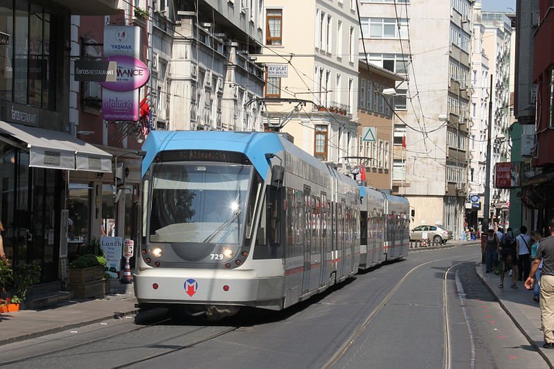 2 Bombardier Flexity Trams melalui Hudavendigar Cd menuju Kabataş di Istanbul