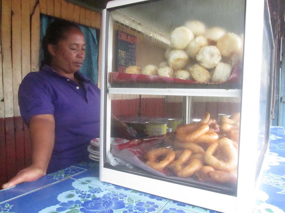 Une femme qui vendait des pains et nourritures Malgache