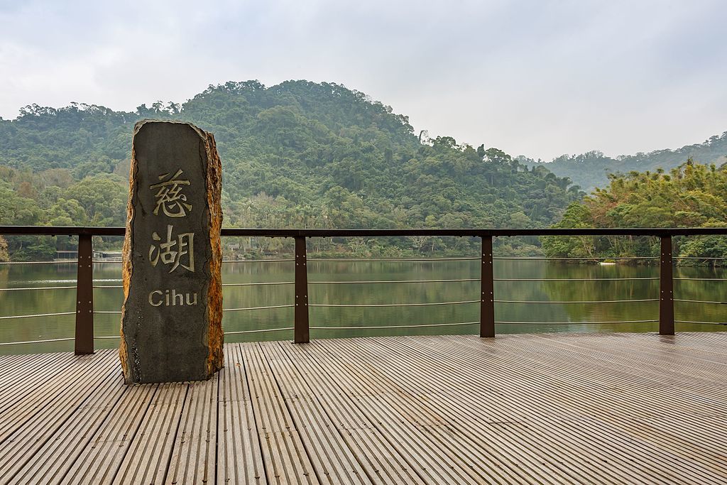 Cih-hu Taiwan Cihu-Lakeside-01