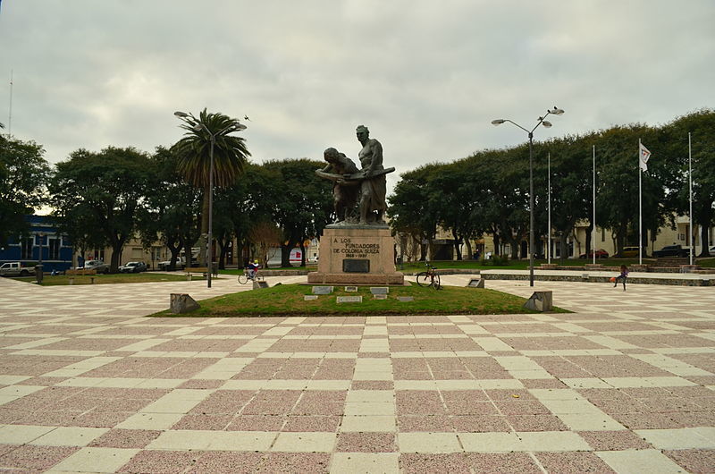 Plaza de los fundadores de la Colonia Suiza