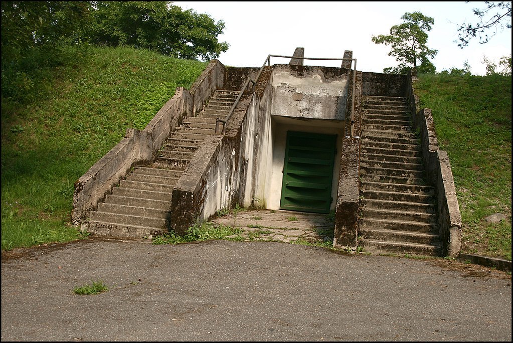 Enter of Ligatnes Former secret underground complex (Bunkers) - panoramio