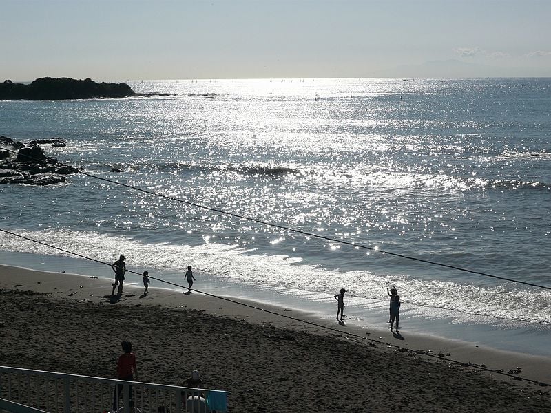 Wavelets at Hayama 葉山 beach - panoramio