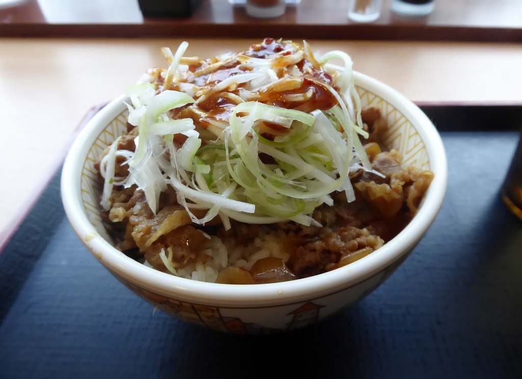 Sukiya white hair green onion beef bowl (good spicy sauce)