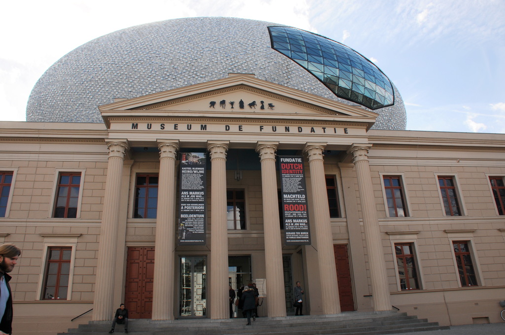 Entrance of Museum "De Fundatie" with new built dome on the Neoclassicistic palace building Zwolle - panoramio