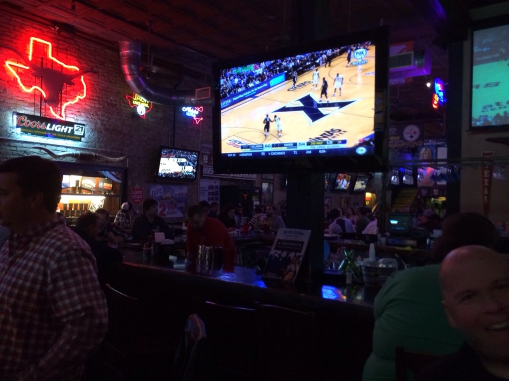 Bikinis Sports Bar 02