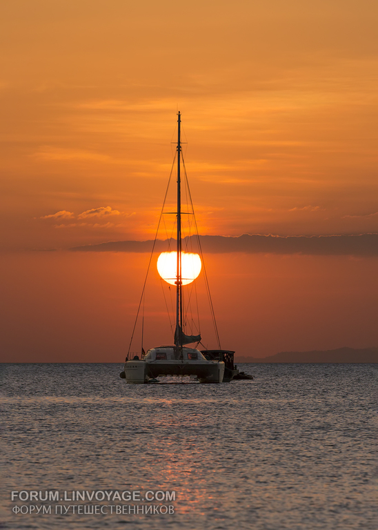 Sunset with sun at sail catamaran, Koh Phayam island, southern Thailand      XOKA0766BIIs