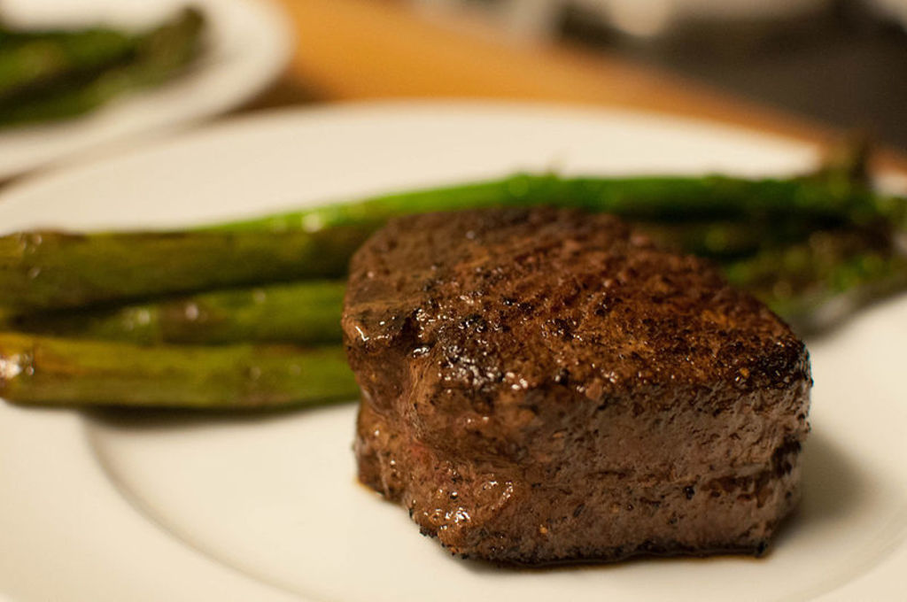 Filet mignon with asparagus spears