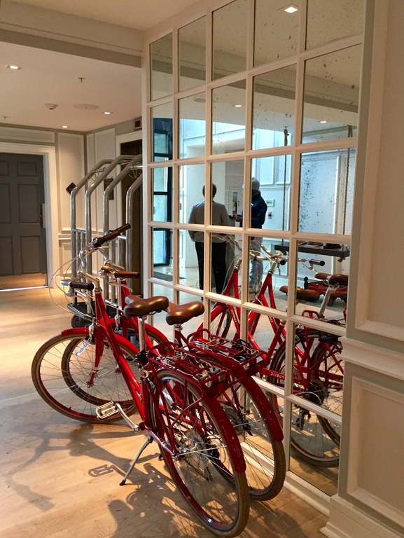 where to stay in savannah, georgia | touring savannah on a classic red beach cruiser