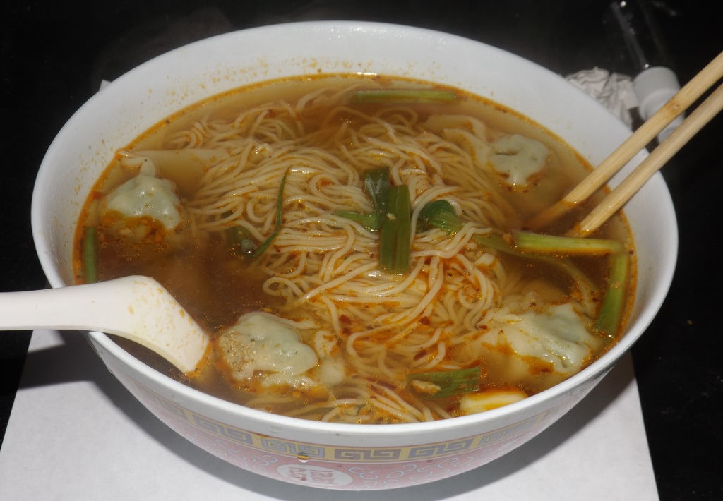 Wonton Noodle Soup in Fresno, California (雲吞湯麵在加利福尼亞州的弗雷斯諾)