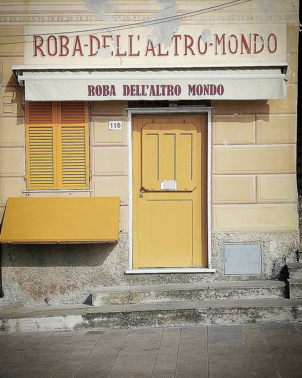things to do in camogli italy | buy some lovely gifts at roba dell'altro mondo