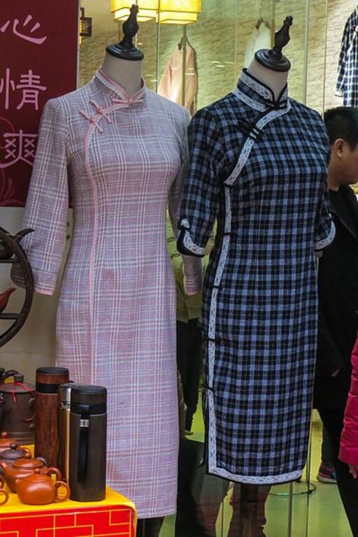 Fabric Qipao outside Zhuozhengyuan (20170204122322)