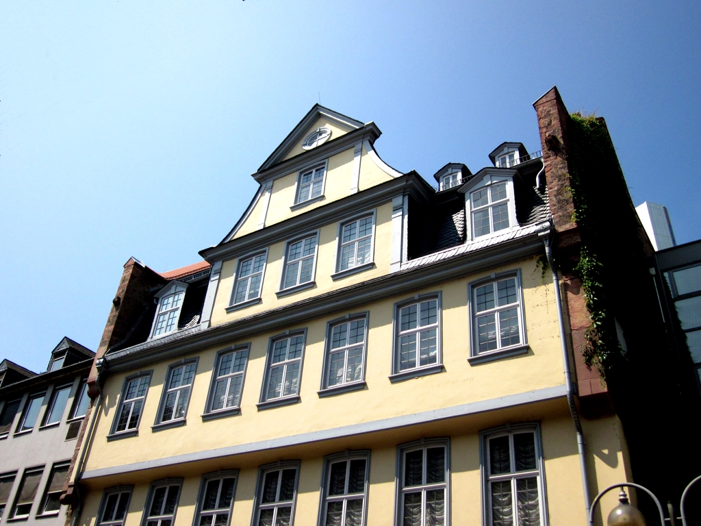 Giebel des Goethe-Hauses in Frankfurt am Main