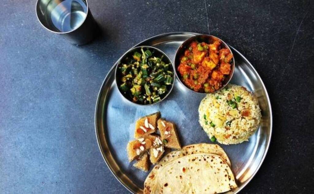 que faire à udaipur, inde ? les 13 choses incontournables | set pour le rajasthani thali